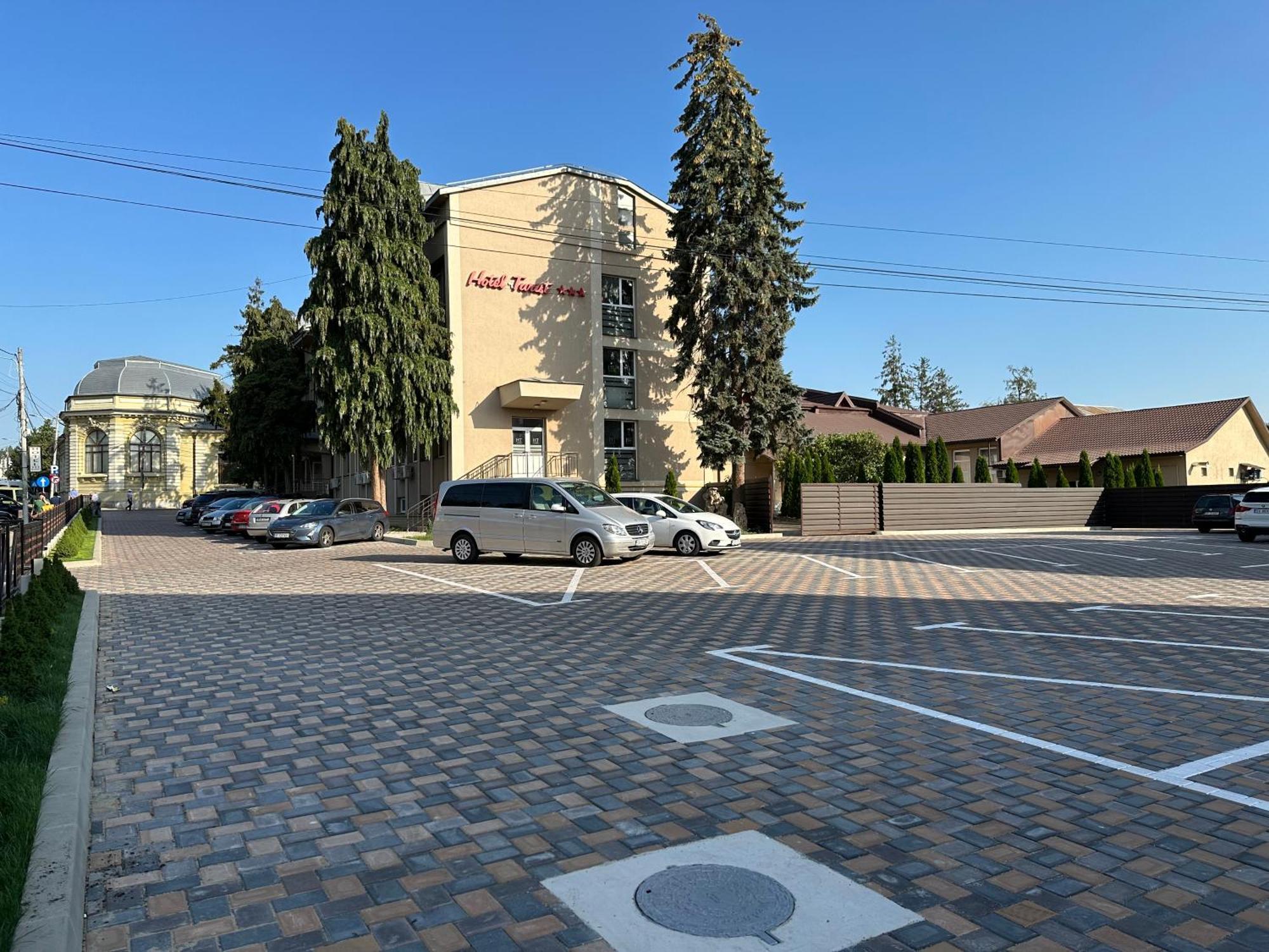 Hotel Turist Фэлтичени Экстерьер фото