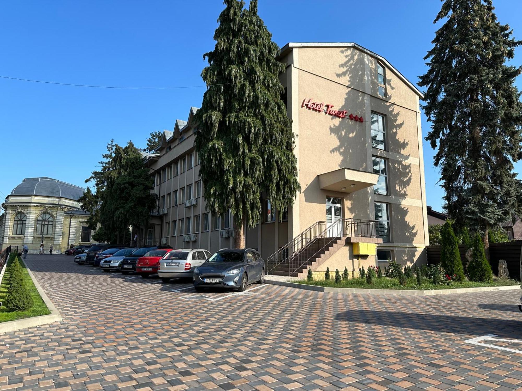 Hotel Turist Фэлтичени Экстерьер фото