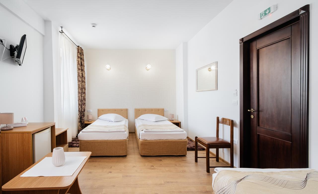 Hotel Turist Фэлтичени Экстерьер фото